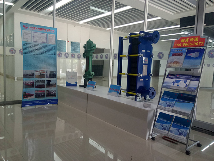 王忠林书记到安博在线集团展位观展