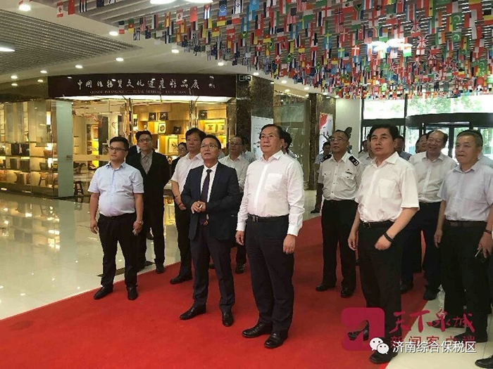 王忠林书记到安博在线集团展位观展